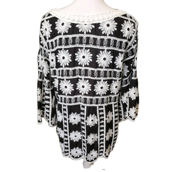 Kindred Top Womens XL Black White Daisy Scallop Bell Sleeve Boxy Flowy Boho NEW - Picture 2 of 9
